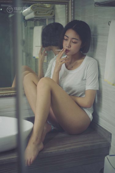 男人撕开美女胸罩狂抓胸